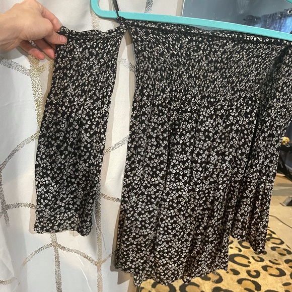 Black dress with white daisies - Picture 6 of 8